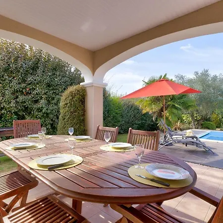 Holiday home Maison Pour 6 - Piscine Et Detente Saint-Hilaire-de-Talmont